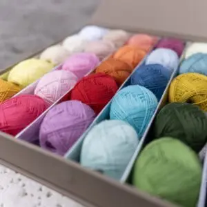 Lace <br>Broderigarn i æske (30 farver)